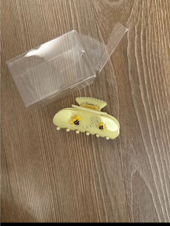 Emi Jay Accessories - ISO Emi Jay Sweet Bee Hair Claw Clip!! Do not buy!!